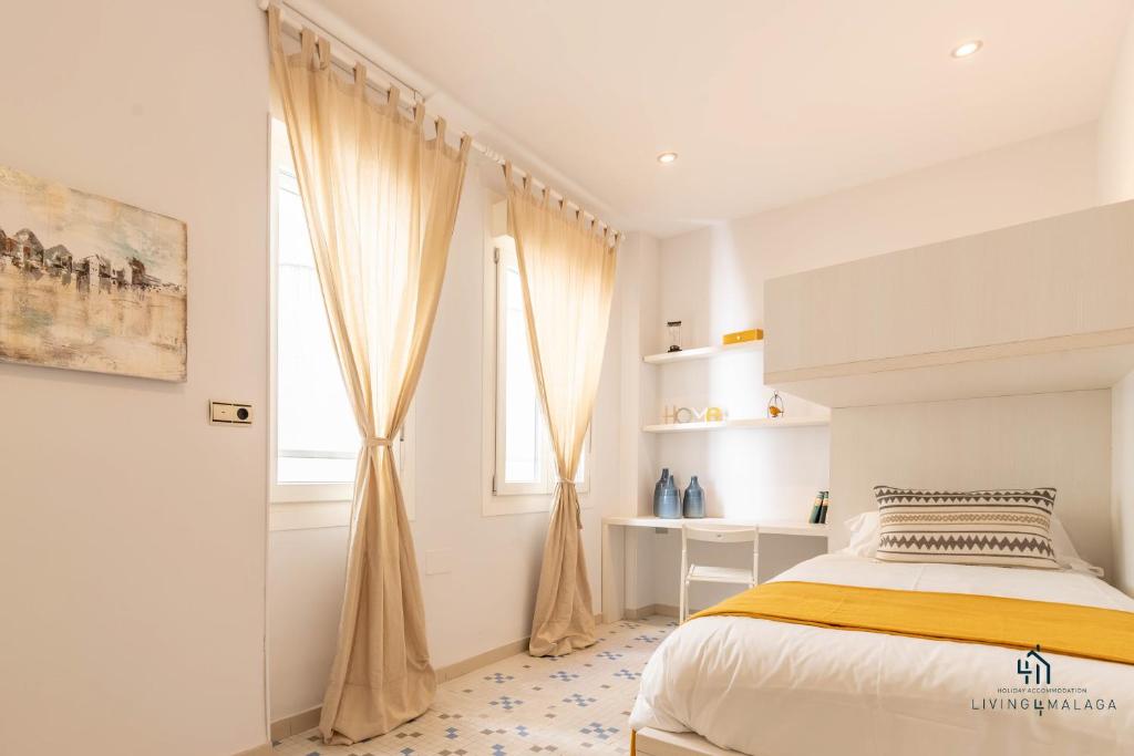Posteľ alebo postele v izbe v ubytovaní Living4Malaga Majestic Granada Street