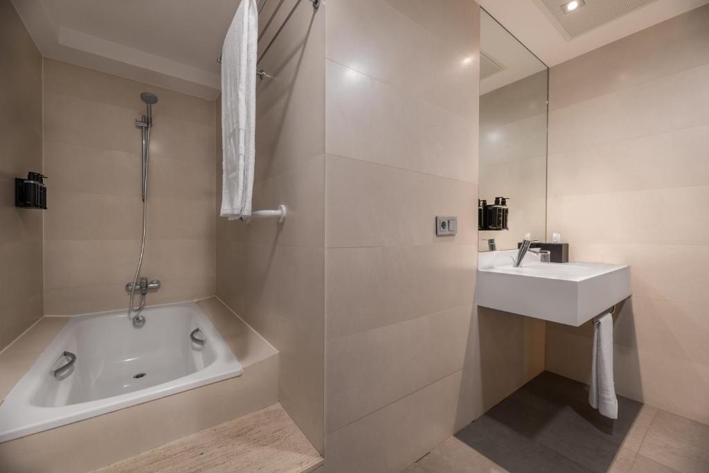 A bathroom at Eurostars Vía de la Plata