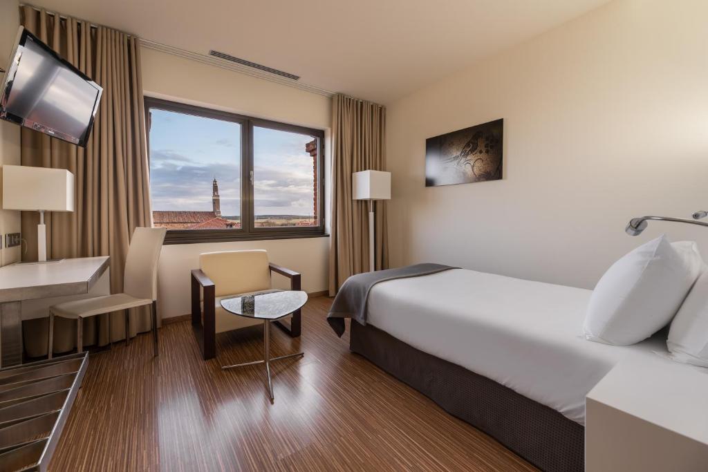 A bed or beds in a room at Eurostars Vía de la Plata