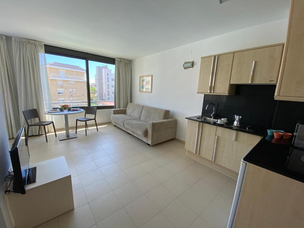 Kuchyň nebo kuchyňský kout v ubytování Atenea Park Suites & Apartments