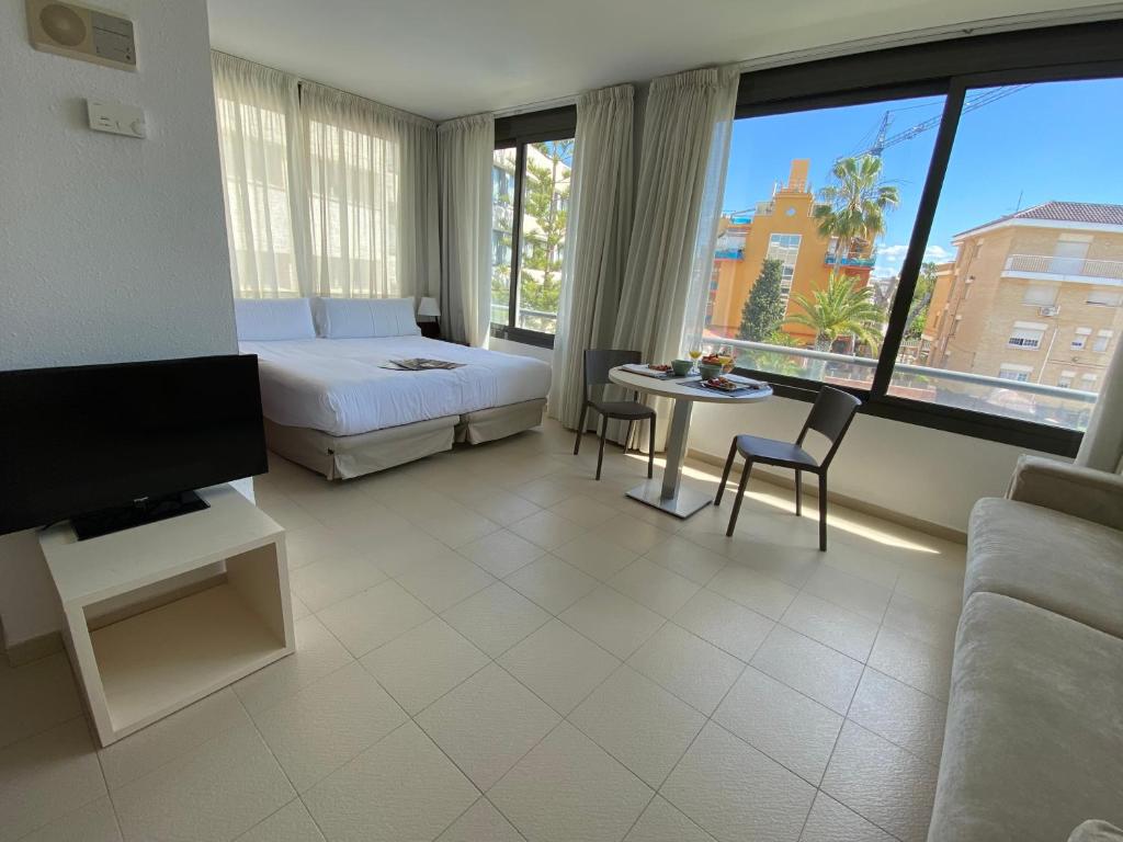 Postel nebo postele na pokoji v ubytování Atenea Park Suites & Apartments