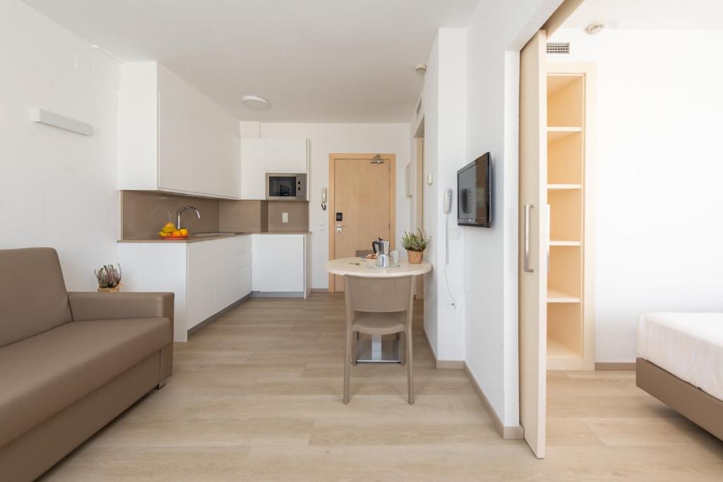 TV a/nebo společenská místnost v ubytování Atenea Park Suites & Apartments