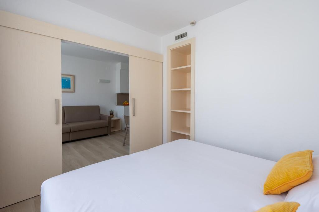 Postel nebo postele na pokoji v ubytování Atenea Park Suites & Apartments