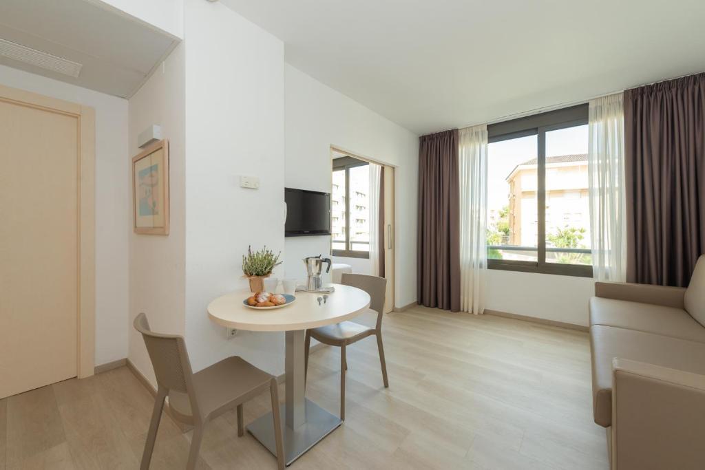 TV a/nebo společenská místnost v ubytování Atenea Park Suites & Apartments