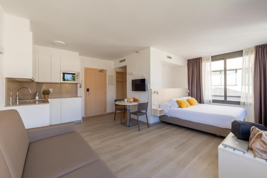 Postel nebo postele na pokoji v ubytování Atenea Park Suites & Apartments