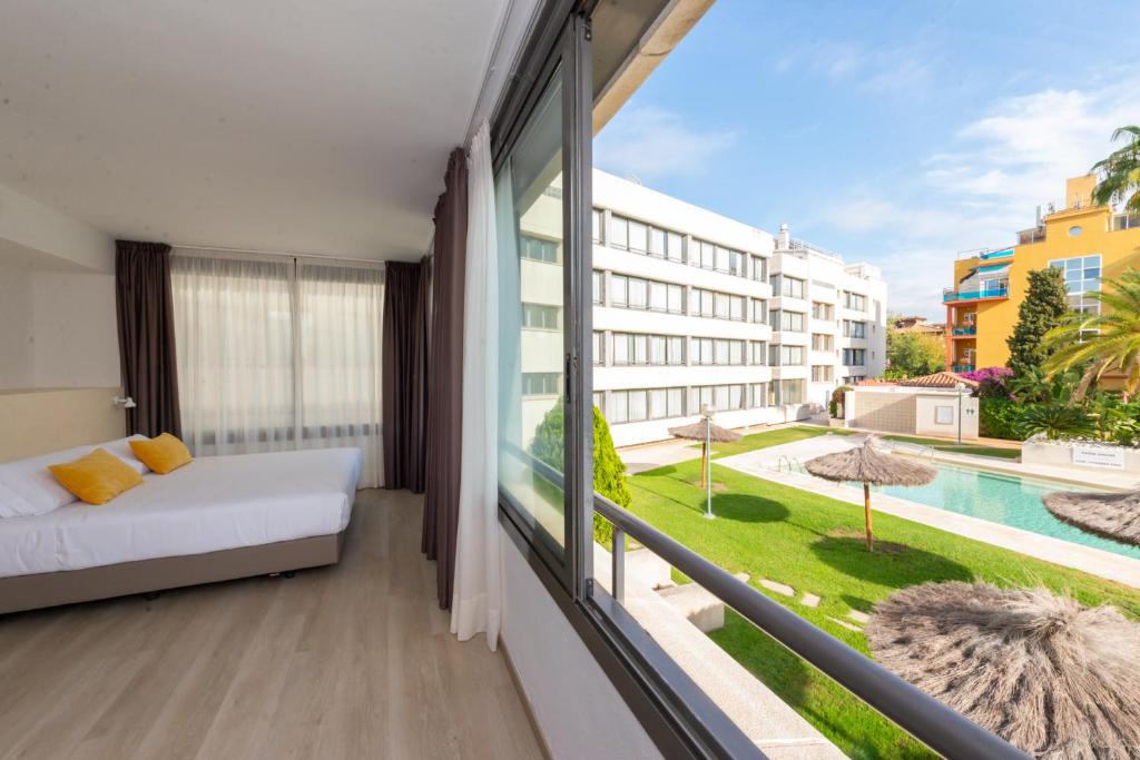 Postel nebo postele na pokoji v ubytování Atenea Park Suites & Apartments