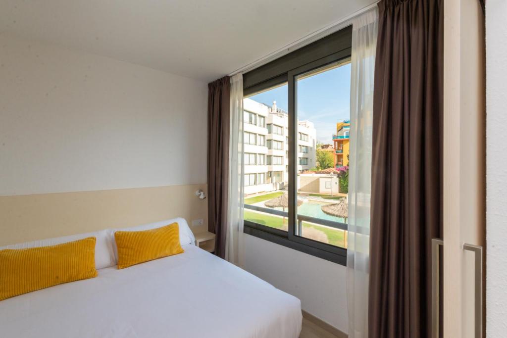 Postel nebo postele na pokoji v ubytování Atenea Park Suites & Apartments