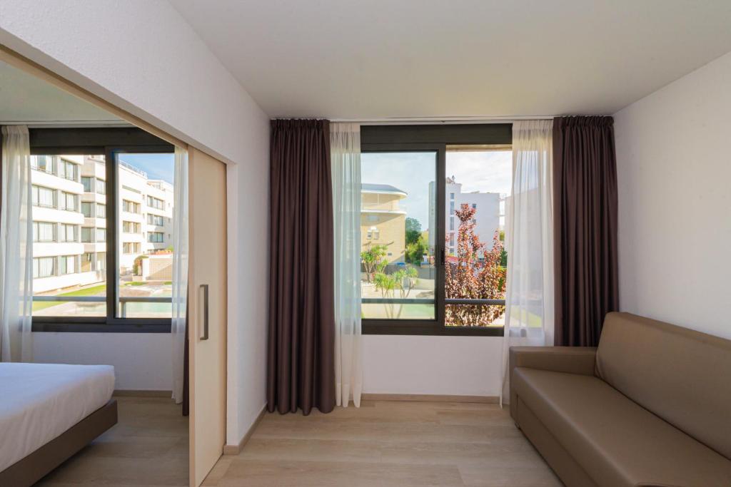 Postel nebo postele na pokoji v ubytování Atenea Park Suites & Apartments
