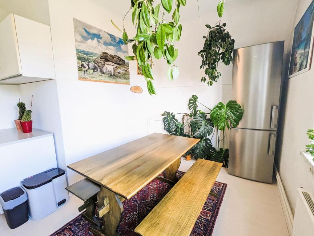 een eetkamer met een tafel en potplanten bij Monteur-Wohnung Ahrensburg in Ahrensburg