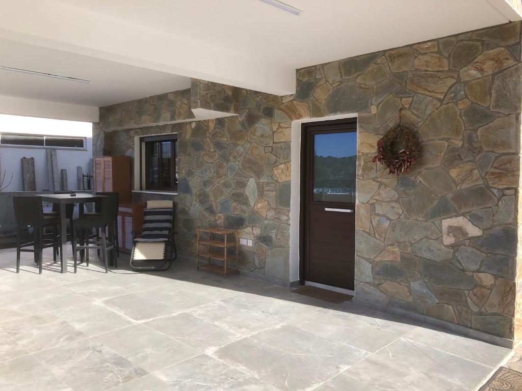 pared de piedra en una sala de estar con puerta en DIAMOND Stone Wooden Guest House, en Khandria