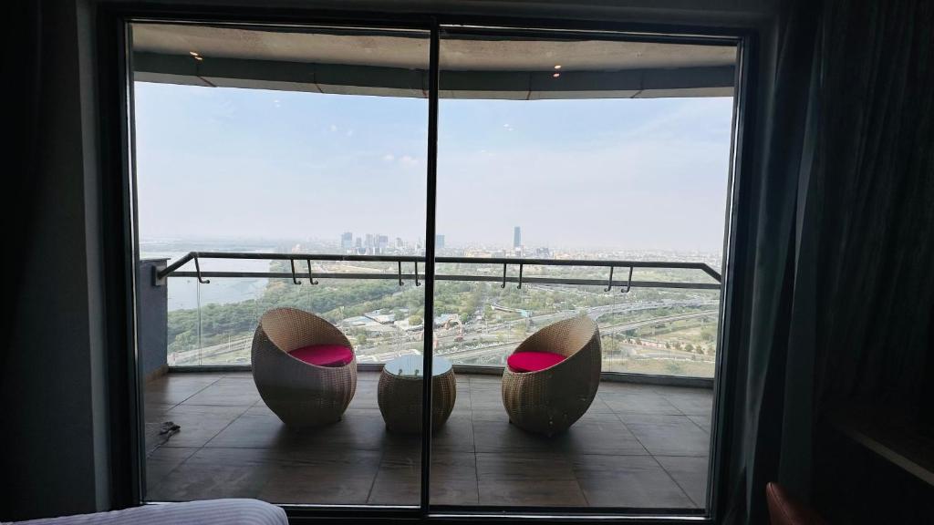 Posezení v ubytování 21st Floor SkyStudio Suite with Balcony
