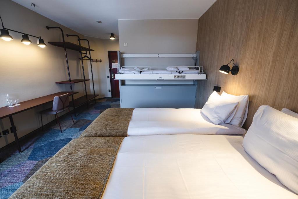 Postel nebo postele na pokoji v ubytování Quality Hotel Royal Corner