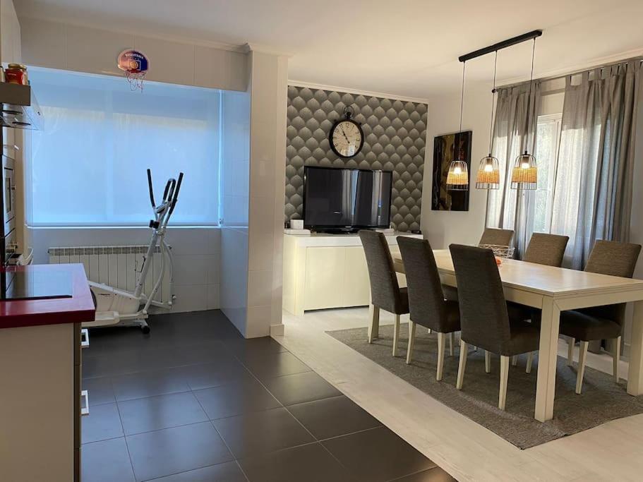 ein Esszimmer und ein Wohnzimmer mit einem Tisch und Stühlen in der Unterkunft 80 m2 recién reformado, acogedor y elegante. in Balmaseda