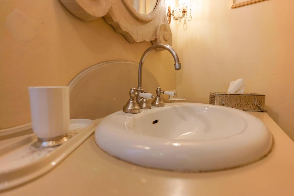A bathroom at Gallery Guesthouse