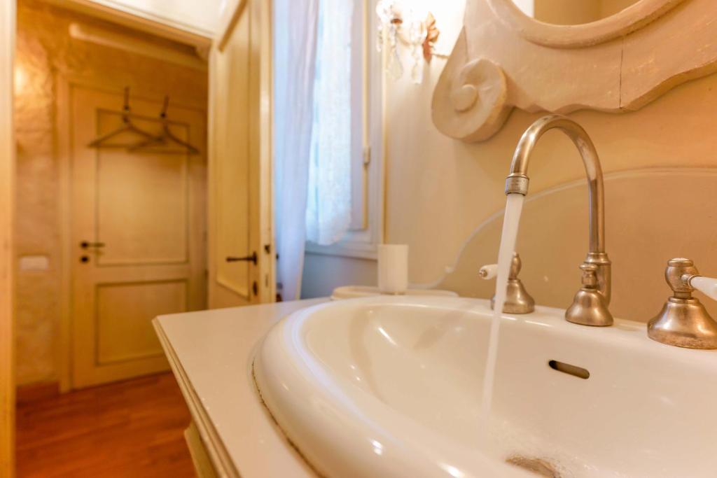 A bathroom at Gallery Guesthouse