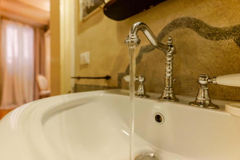 A bathroom at Gallery Guesthouse