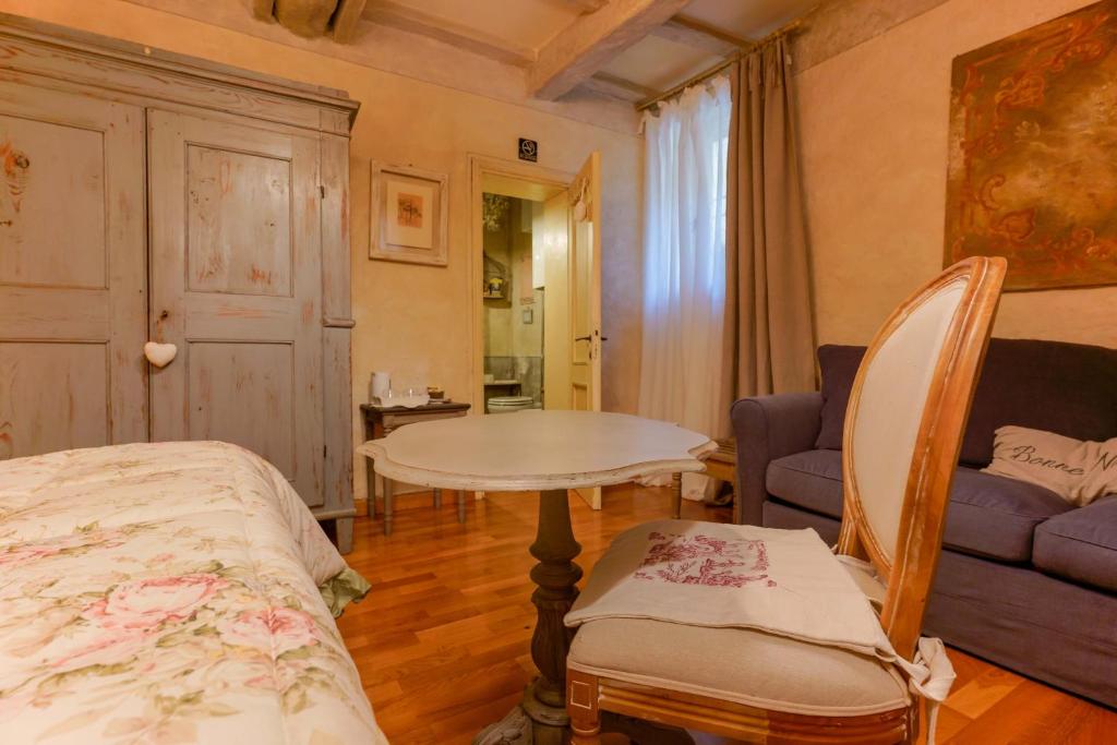 A bed or beds in a room at Gallery Guesthouse