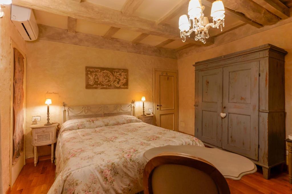 A bed or beds in a room at Gallery Guesthouse