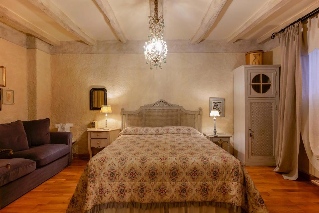 A bed or beds in a room at Gallery Guesthouse