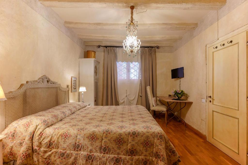 A bed or beds in a room at Gallery Guesthouse