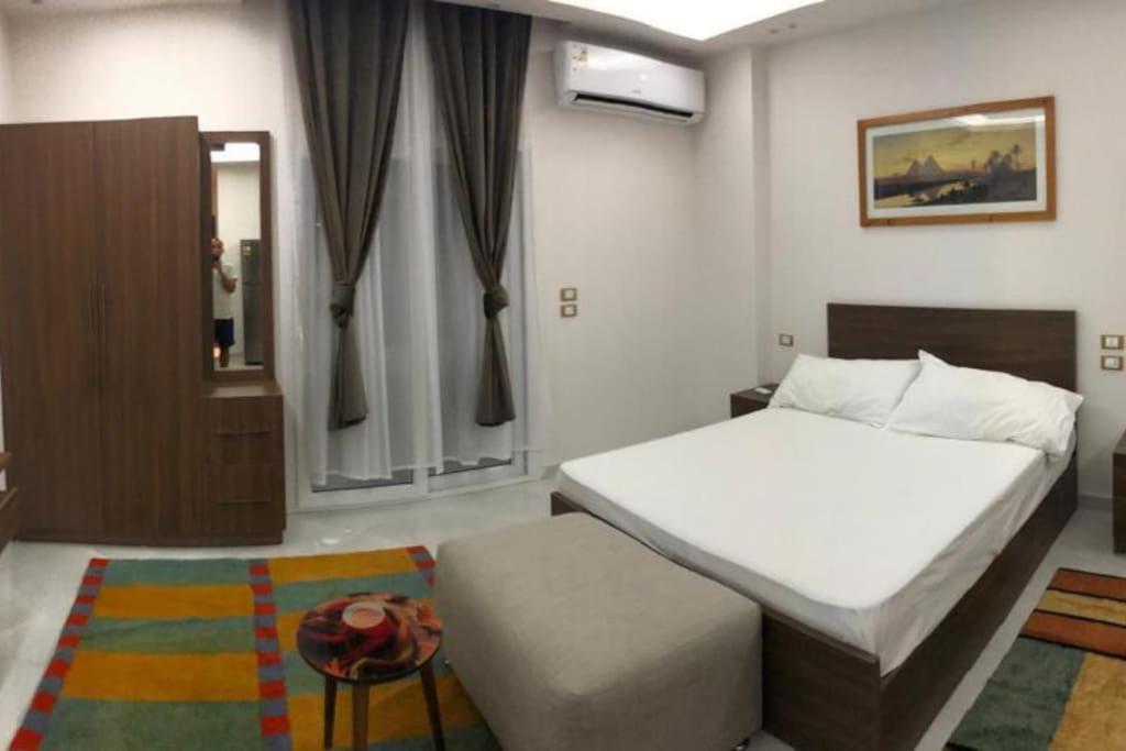 Un dormitorio con una cama y una mesa. en SKY Management, en Hurghada