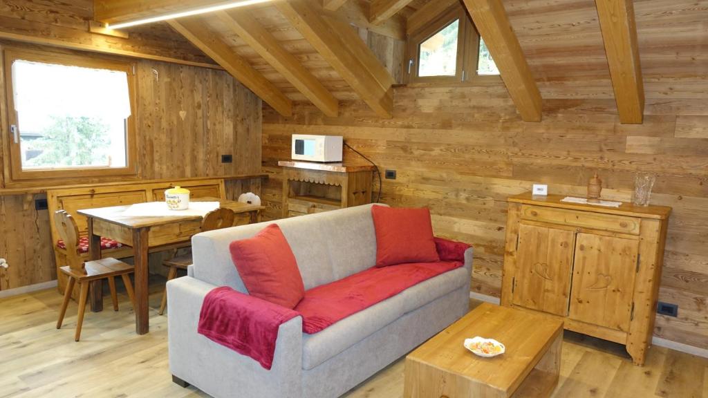 a living room with a couch and a table at Pila appartamenti La taverna Peroulaz in Charvensod