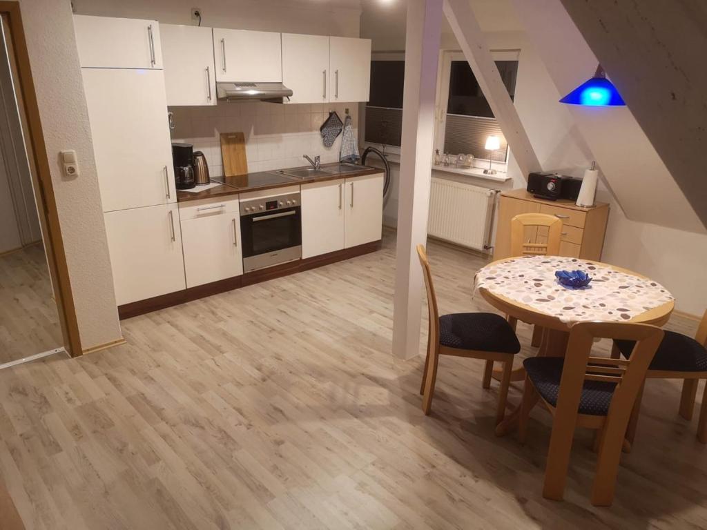 cocina y comedor con mesa y sillas en NEU! Ferienwohnung Nordlicht, en Großheide