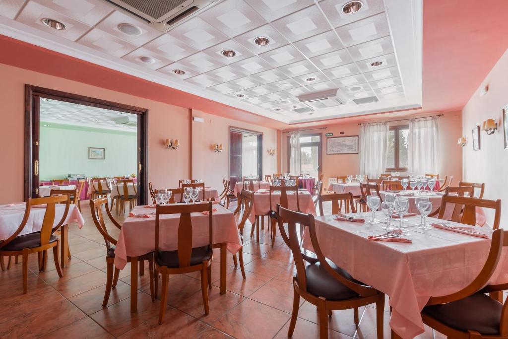 A restaurant or other place to eat at Hotel Puerta de Javalambre