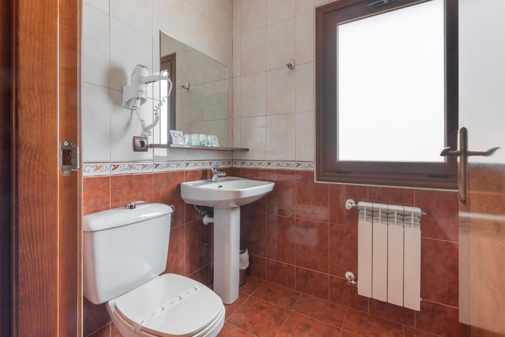 A bathroom at Hotel Puerta de Javalambre