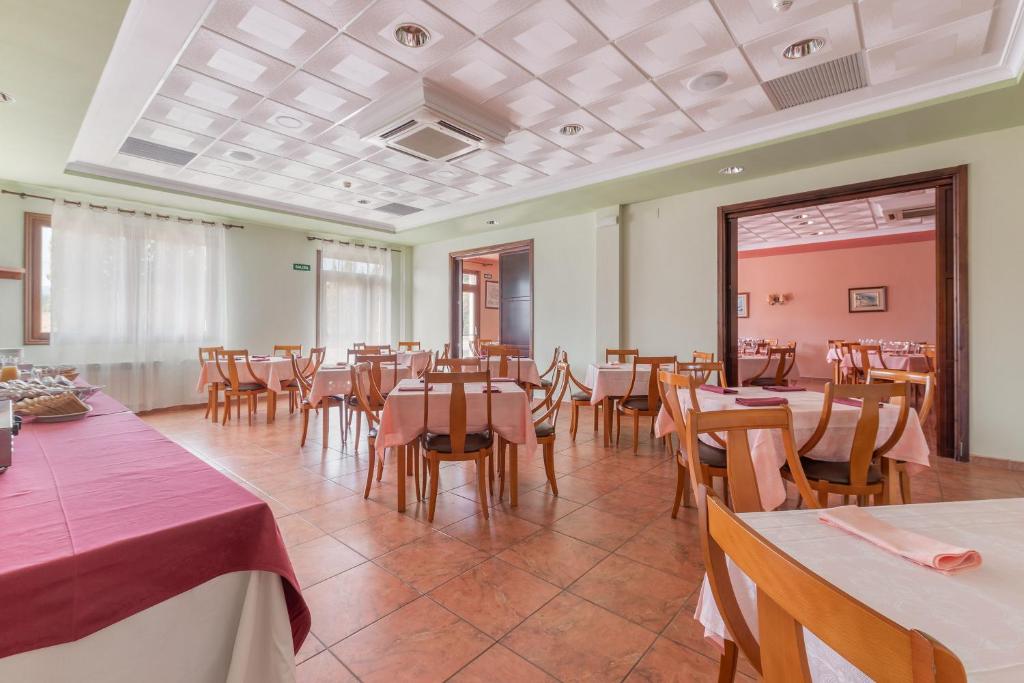 A restaurant or other place to eat at Hotel Puerta de Javalambre