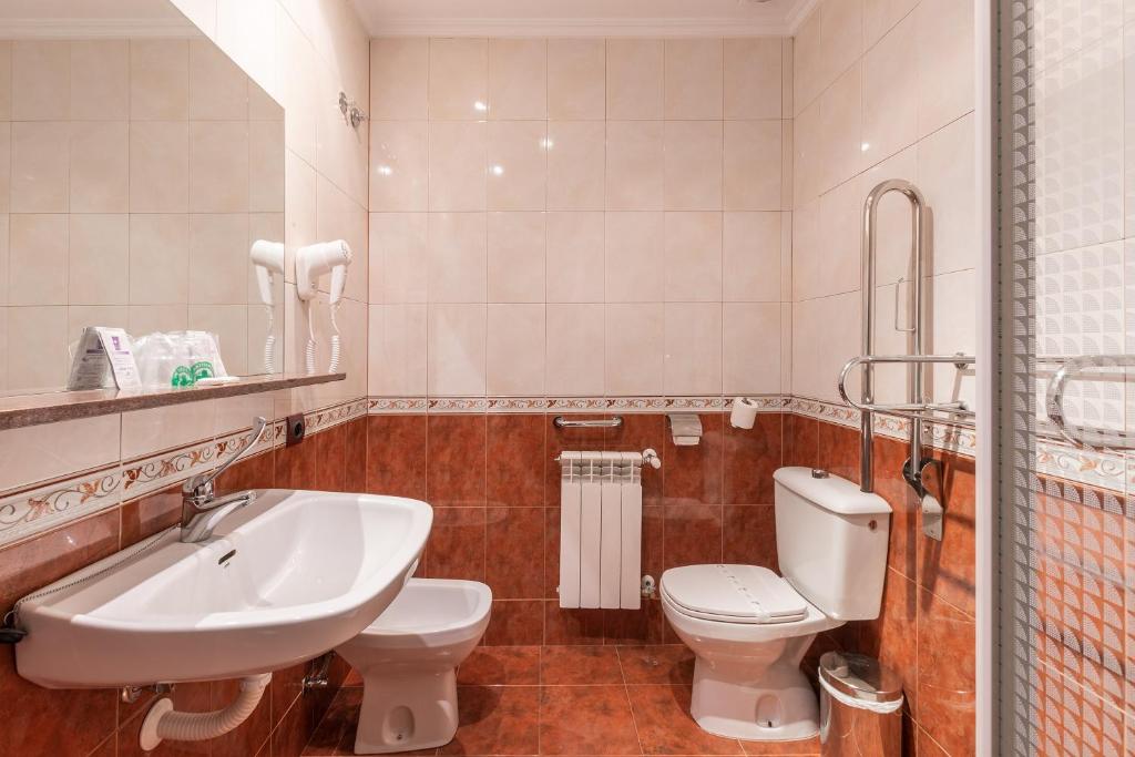 A bathroom at Hotel Puerta de Javalambre