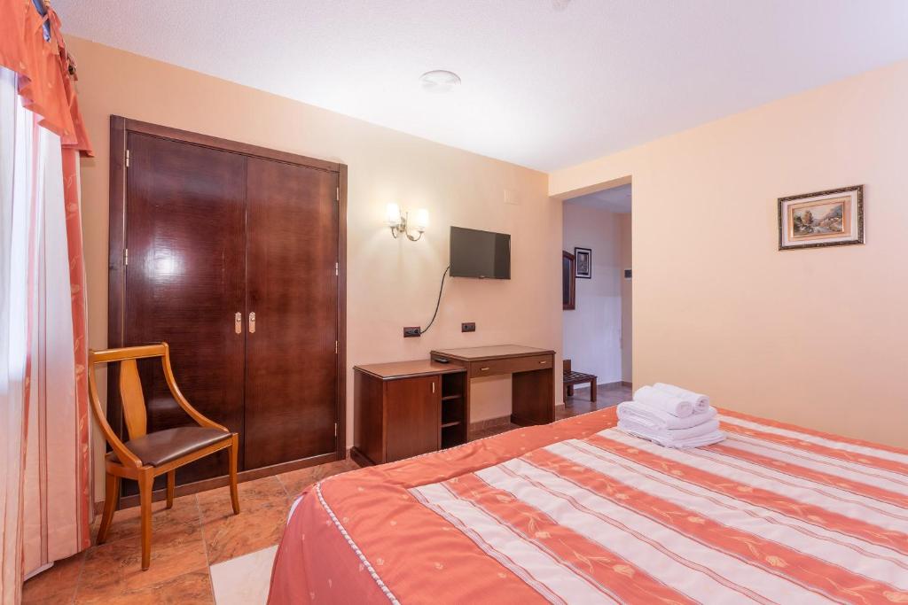A bed or beds in a room at Hotel Puerta de Javalambre