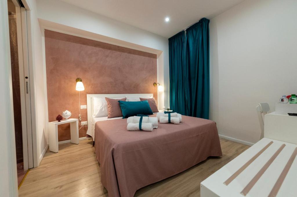 Un dormitorio con una cama con almohadas azules. en Claire, en Gallipoli