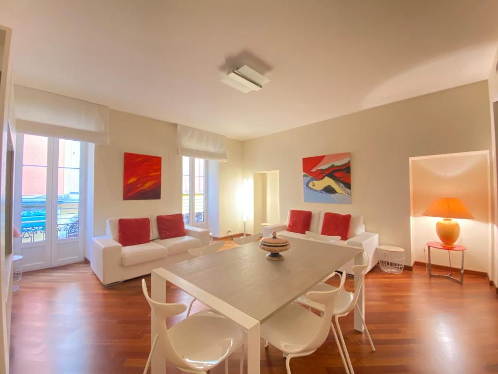 un grand salon avec une table et des chaises dans l'établissement Palais de la Rose, à Menton