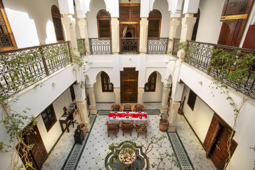 een uitzicht op een gebouw met een tafel en stoelen bij Dar Sohane in Marrakesh