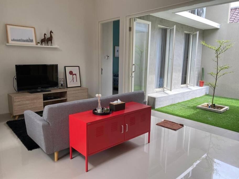 ein Wohnzimmer mit einem Sofa und einem roten Tisch in der Unterkunft Austinville 3BR residential home with backyard. in Kasri
