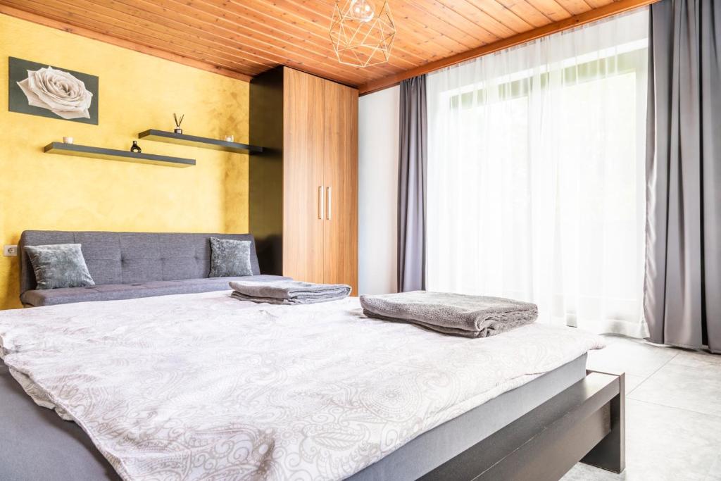 Un dormitorio con una cama grande y una ventana en Ferienwohnung Wallmerhof am ländlichen Wimberg en Adnet