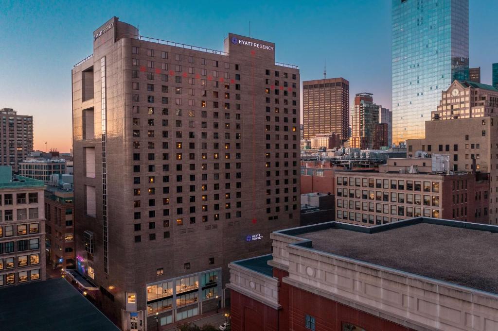 widok na panoramę miasta z wysokimi budynkami w obiekcie Hyatt Regency Boston w mieście Boston
