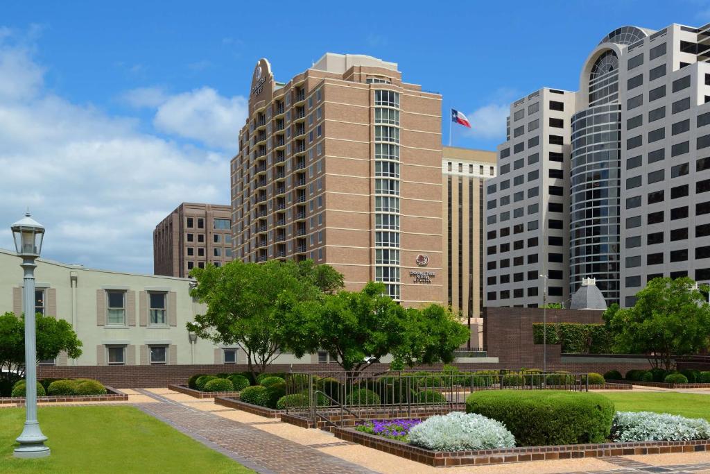 uma vista para uma cidade com edifícios altos em DoubleTree Suites by Hilton Hotel Austin em Austin