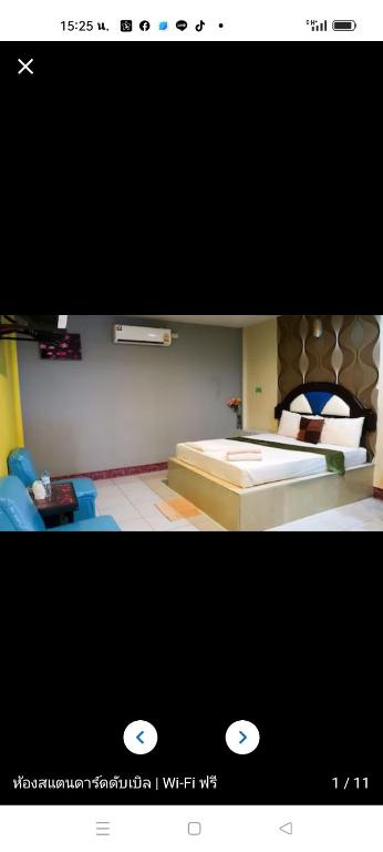 duas fotografias de um quarto com uma cama e uma televisão em โรงแรม โกแอ่นอินน์ รีสอร์ท เซอวิชอภาร์ทเม้นท์ em Surat Thani