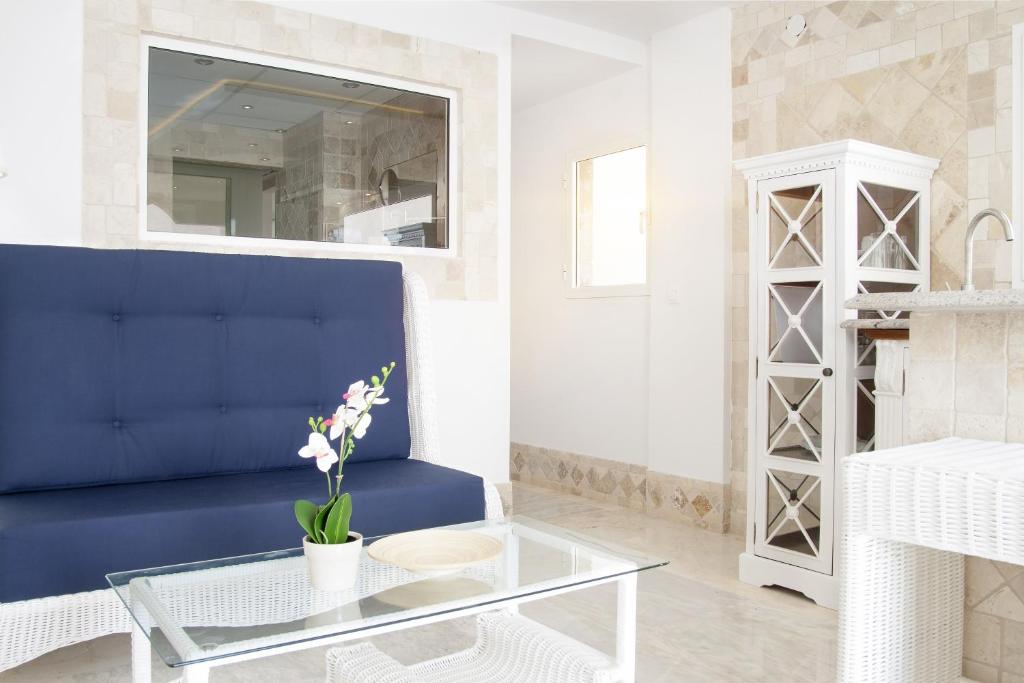 A seating area at Villa Magna