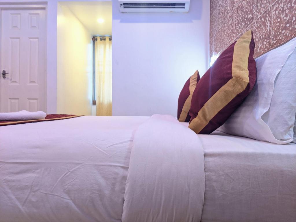 Postel nebo postele na pokoji v ubytování Hotel Feathers