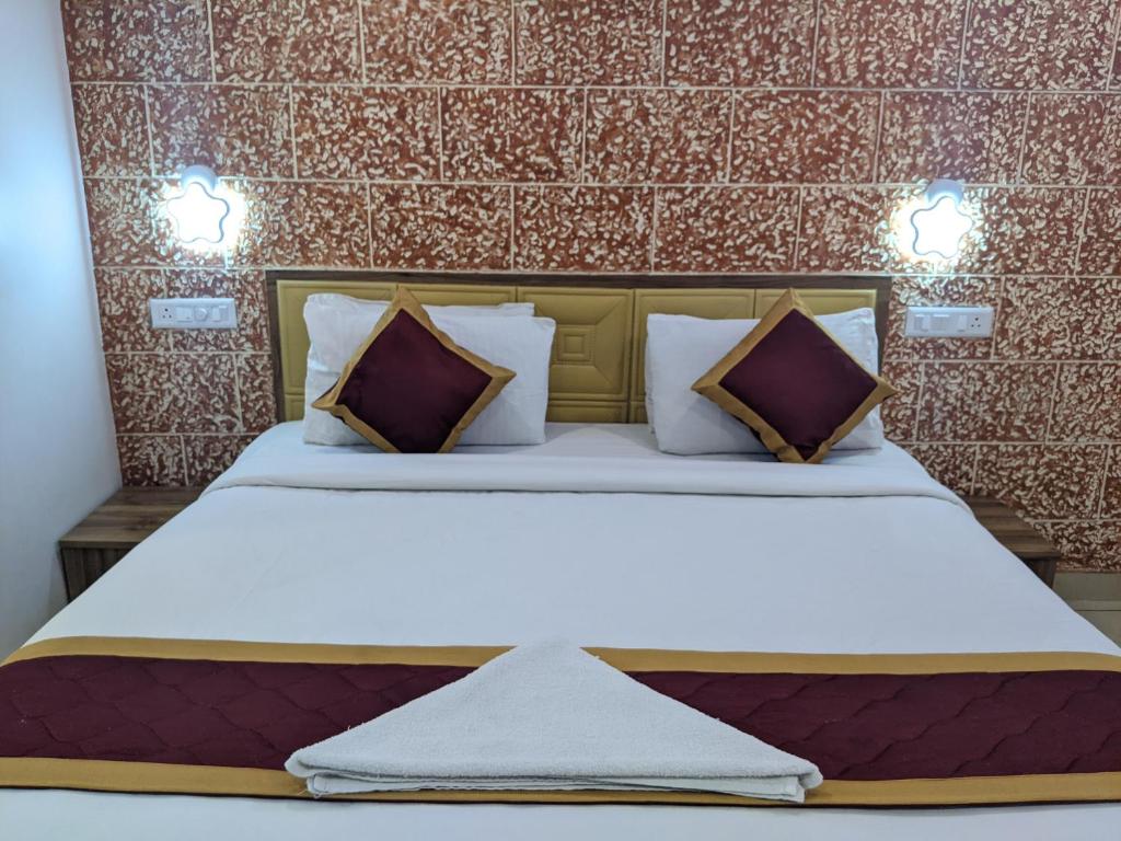 Postel nebo postele na pokoji v ubytování Hotel Feathers
