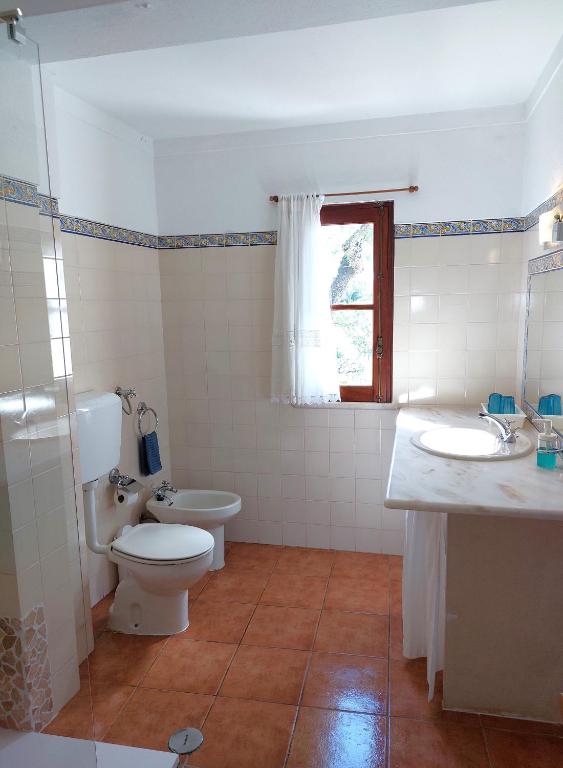 a bathroom with a toilet and a sink at Hakuna matata in Benagil