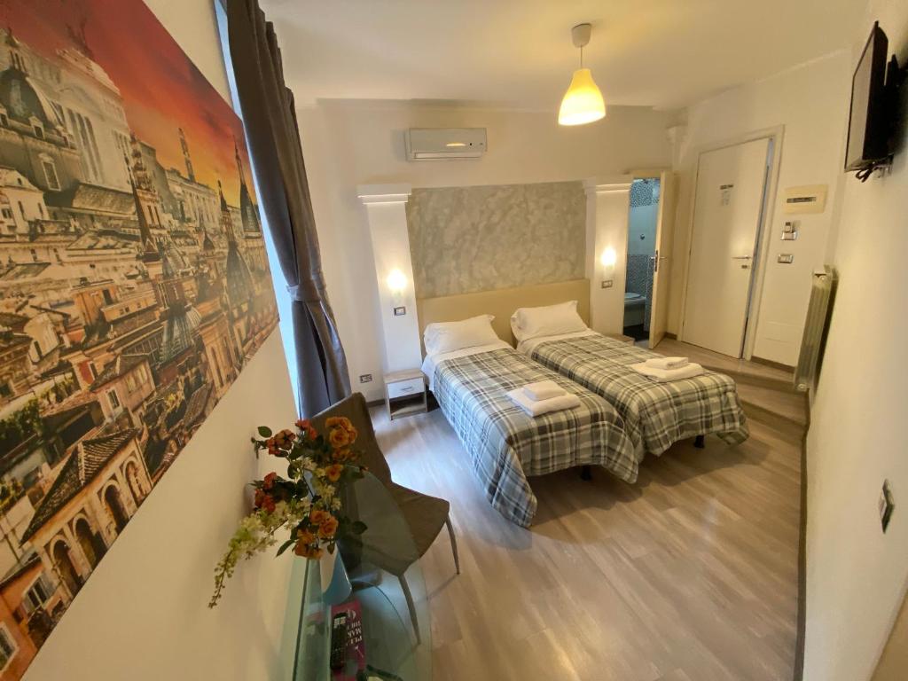 ローマにあるB&B A Home in Romeのベッド付きの客室で、壁に絵が描かれています。