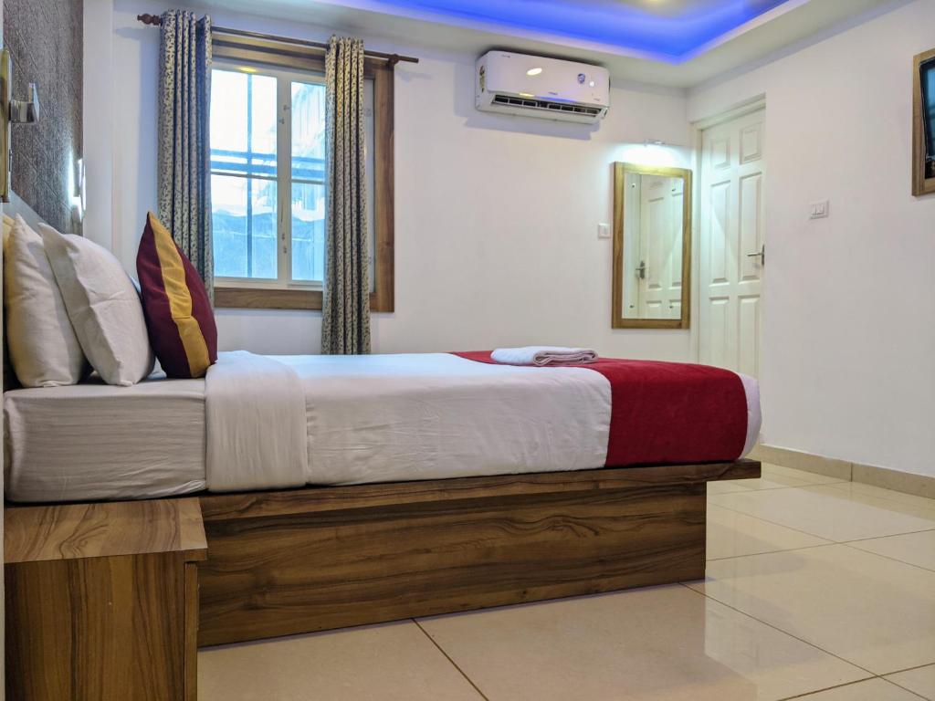 Postel nebo postele na pokoji v ubytování Hotel Feathers
