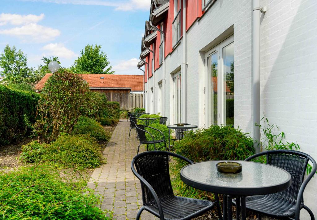 Aed väljaspool majutusasutust Hotel Menstrup Kro