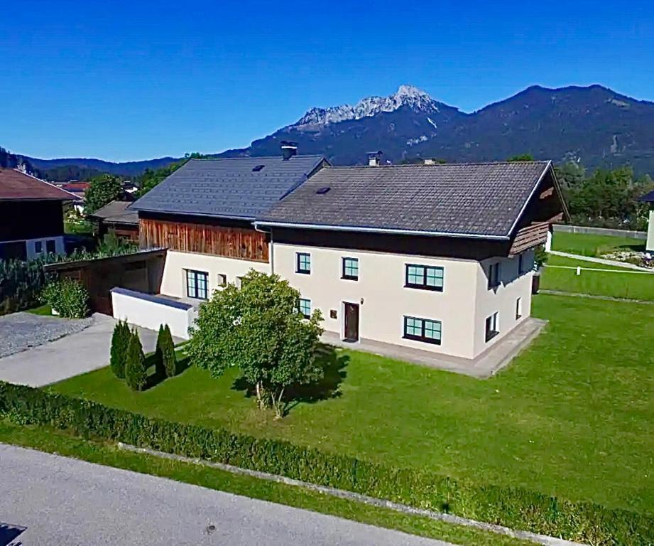 an aerial view of a house with mountains in the background at Ferienwohnung Melise in Reutte