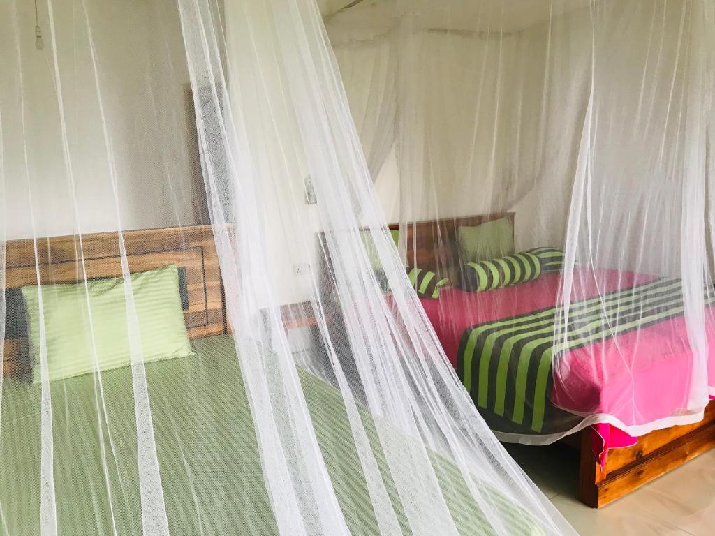 Postel nebo postele na pokoji v ubytování Felicity Inn