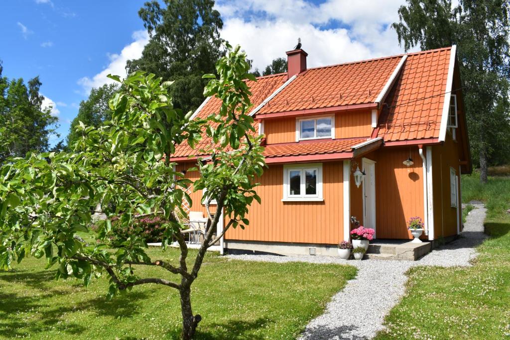 uma casa com um telhado laranja em Cozy Country House em Spydeberg